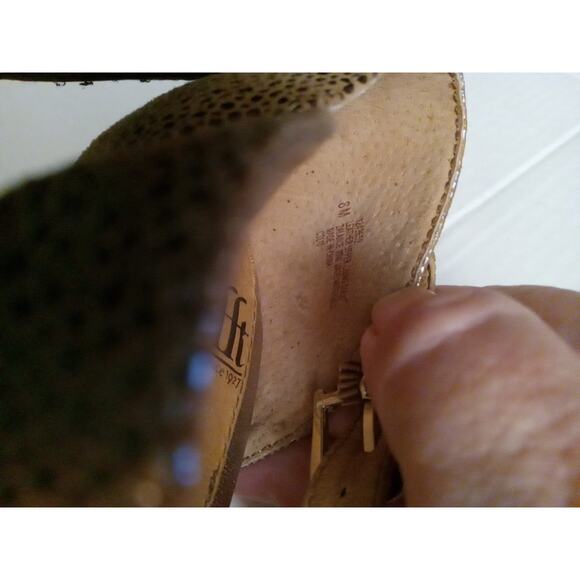 Sofft women size 8M T-strap metallic champagne platform heel leather sandals - Picture 9 of 9